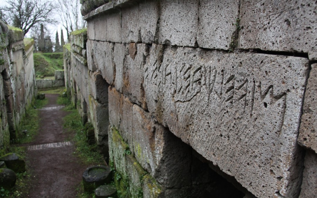 Come scrivevano e come parlavano gli etruschi? L’utilizzo dell’alfabeto per una lingua misteriosa